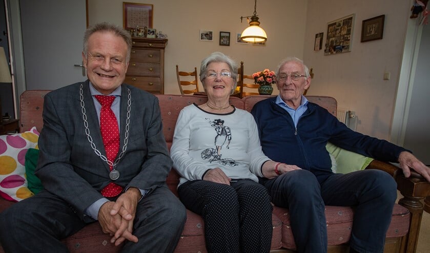 Burgemeester Sicko Heldoorn op de bank bij Greetje en Henk.