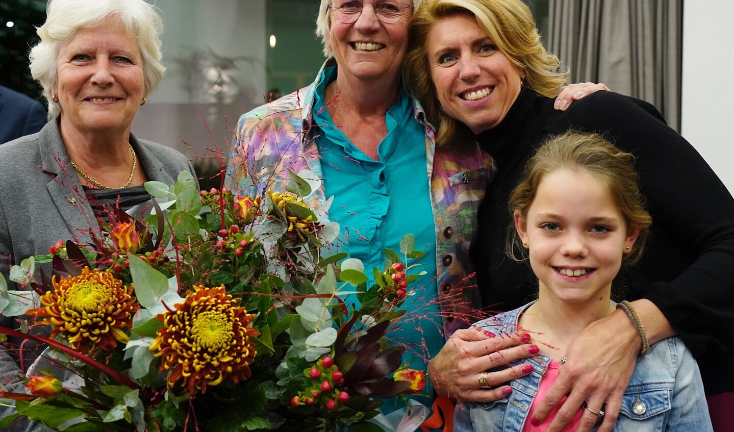 Mieke Bakker (m) met partner Anne-Marie Kennis en haar dochter en kleindochter.