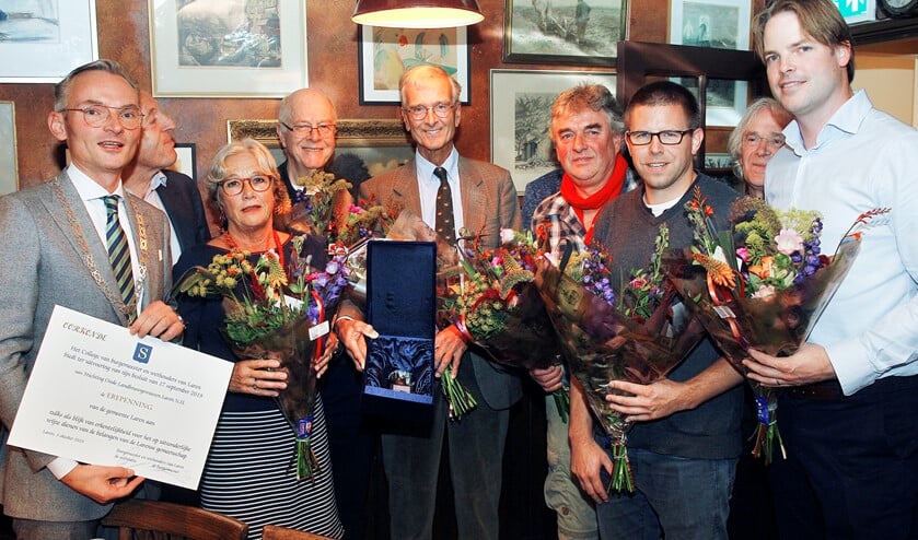 Het bestuur werd ook nog eens in de bloemen gezet.