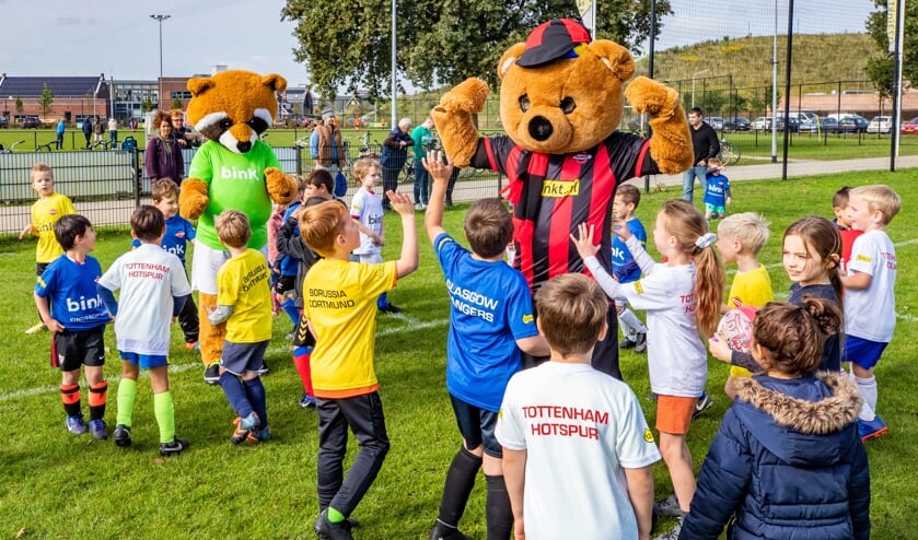 Vrolijk rennen kinderen tussen de vijf en zeven jaar achter de mascottes van Wasmeer en Bink aan.