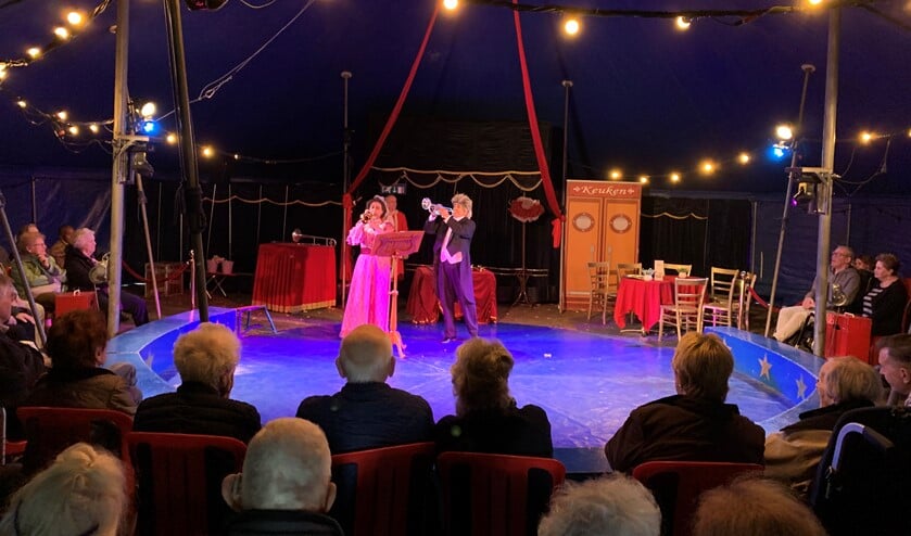 Een van de drie voorstellingen in het circus.