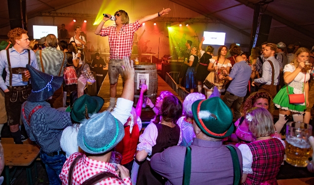 Een feesttent vol is géén veilige optie met het nog rondwarend coronvirus.