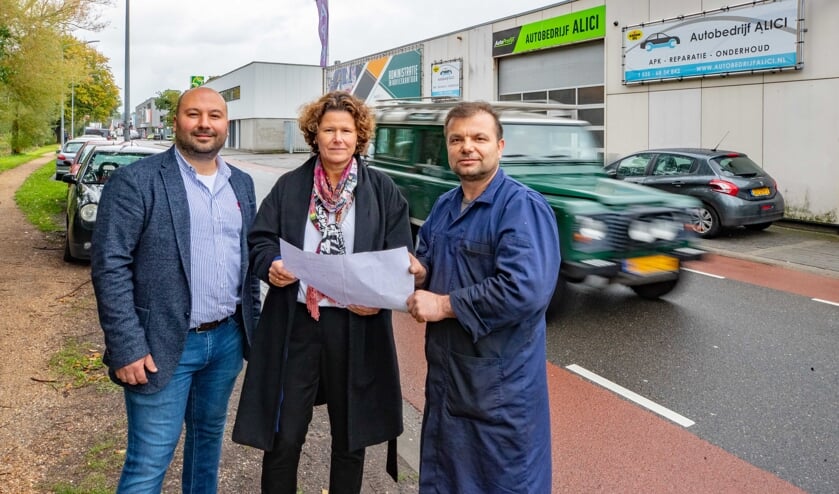 Garagehouder Ünsal Alici overhandigde de petitie aan wethouder Annette Wolthers.