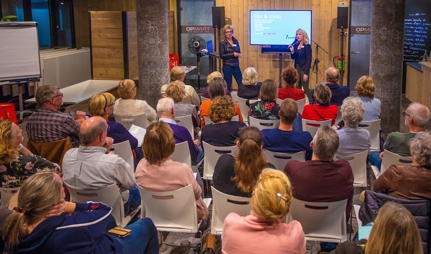 Sylvia (l) en Silvia vertellen huiskamereigenaren wat ze kunnen verwachten tijdens het Woonkamerfestival.