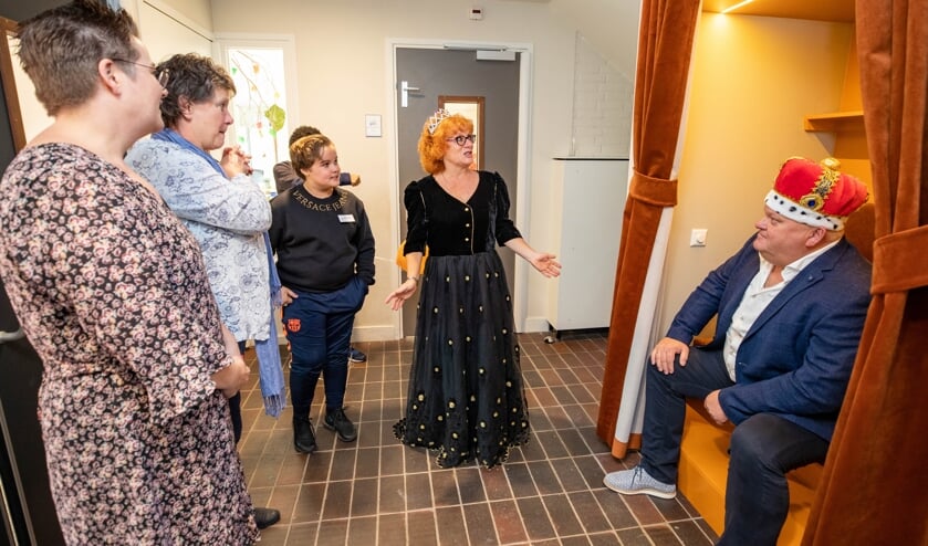 Bij de feestelijke opening keurden de aanwezigen ook even de troon.