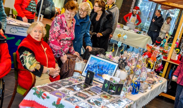 De kerstmarkt brengt gezelligheid met zich mee.