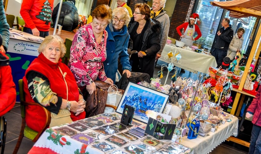 De kerstmarkt brengt gezelligheid met zich mee.