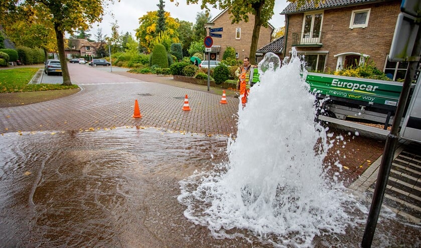 Het water spuit met een flinke kracht uit de kapotte brandweerkraan.
