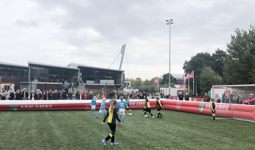 De meiden van 't Gooi in actie op een van de velden op De Toekomst in Amsterdam.