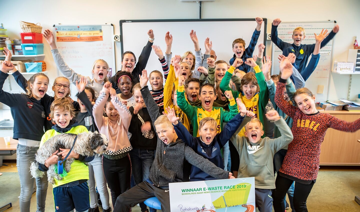De leerlingen zijn blij met hun gewonnen prijs.