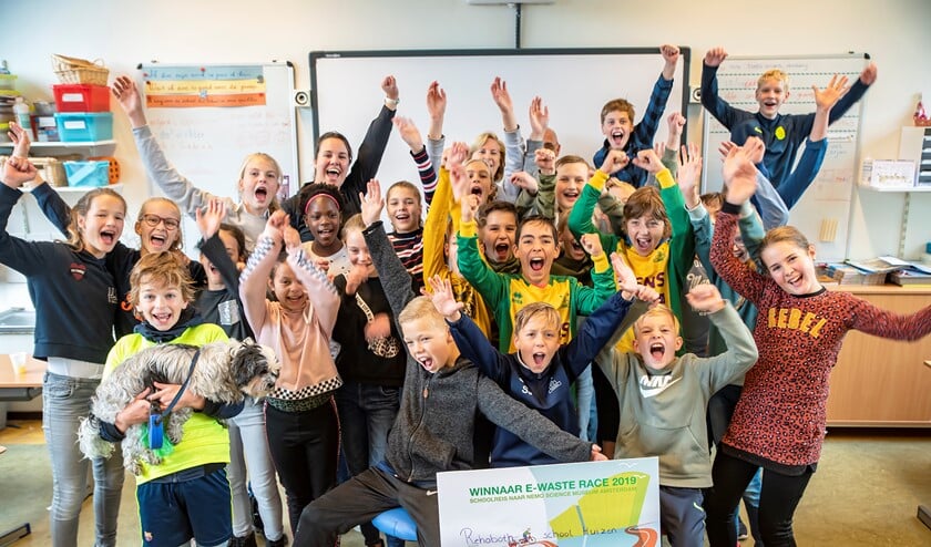 De leerlingen zijn blij met hun gewonnen prijs.