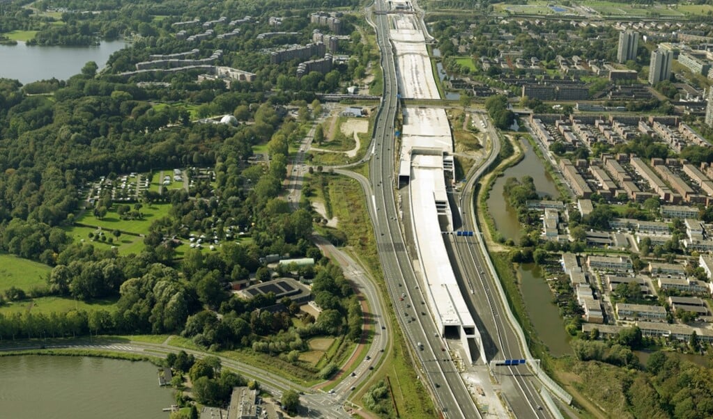 De eerste twee tunnelbuizen richting knooppunt Holendrecht gaan nu in juli open.