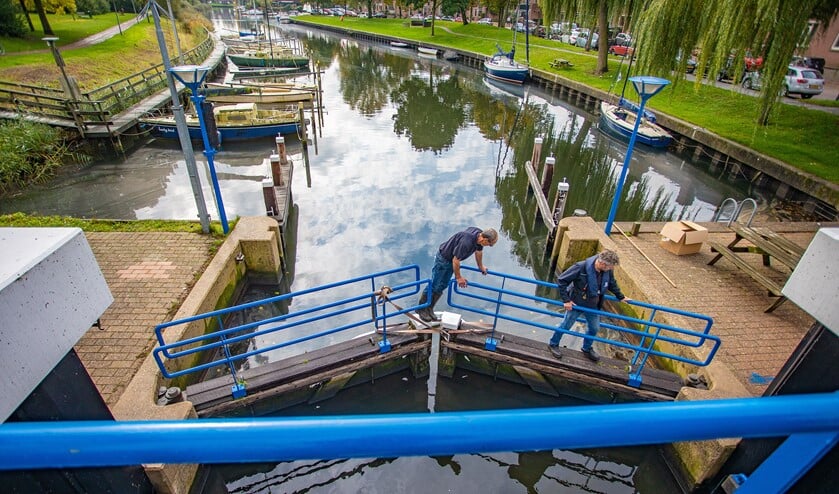 De sluis van de aanloophaven werd gesloten om te voorkomen dat de olie in het Gooimeer kwam.