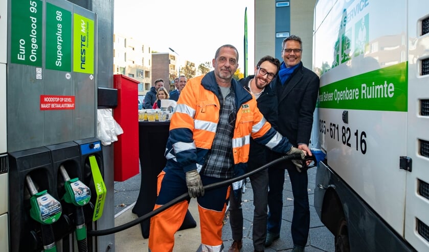 Wethouders Jan Kastje en Arno Scheepers op de plek waar automobilisten biodiesel kunnen tanken.