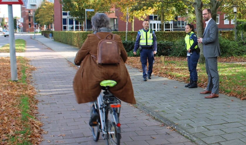 Bij het zien van de gele hesjes en de wethouder, houden de meeste fietsers zich goed aan de regels.