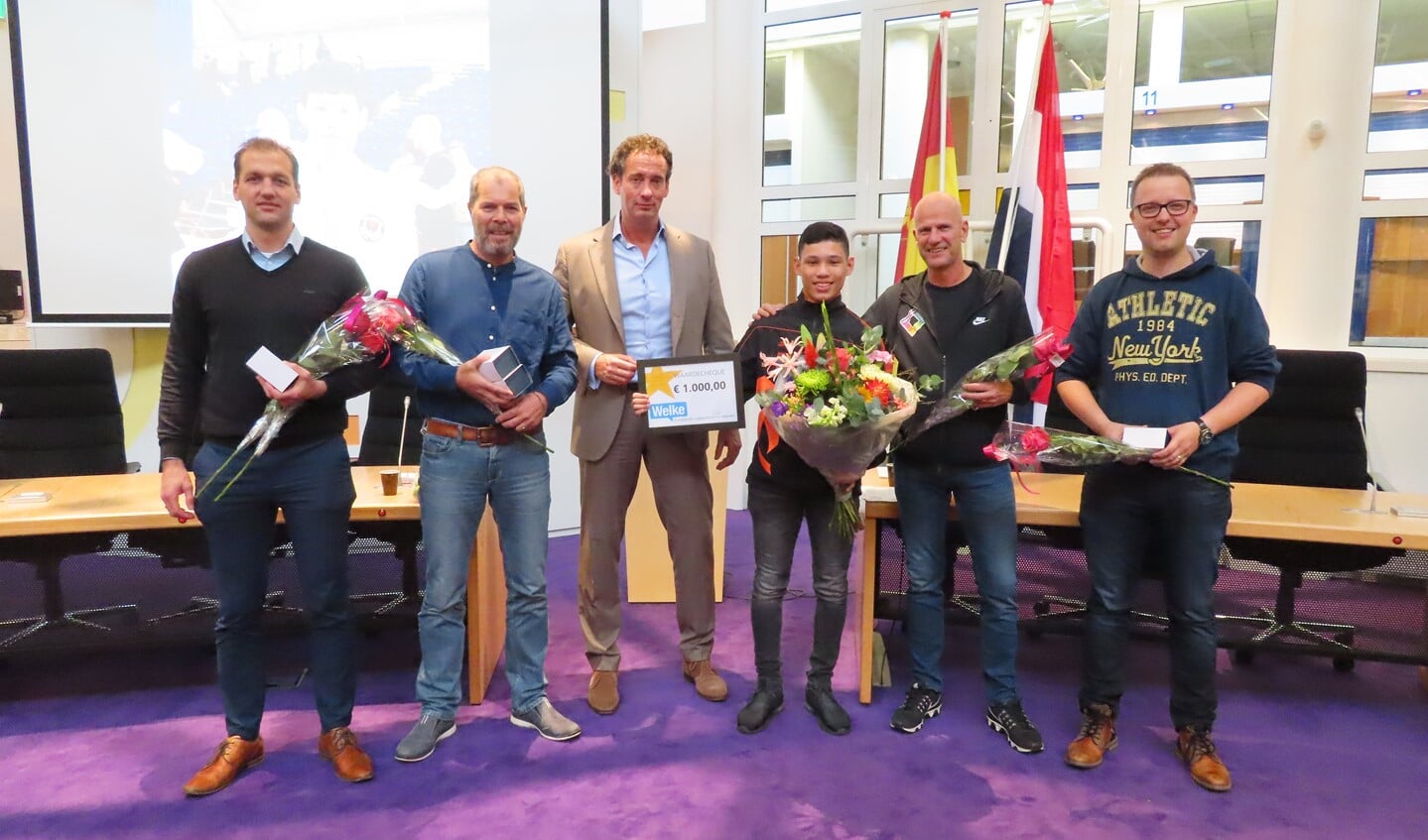 Gerson met links wethouder Roland Boom en zijn trainers en rechts een afvaardiging van het Erfgooiers College.
