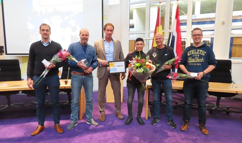 Gerson met links wethouder Roland Boom en zijn trainers en rechts een afvaardiging van het Erfgooiers College.