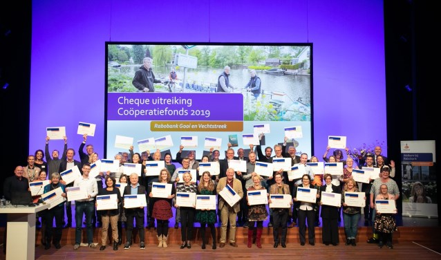 André Kuipers met de maatschappelijke organisaties die een cheque ontvingen.