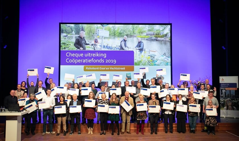 André Kuipers met de maatschappelijke organisaties die een cheque ontvingen.
