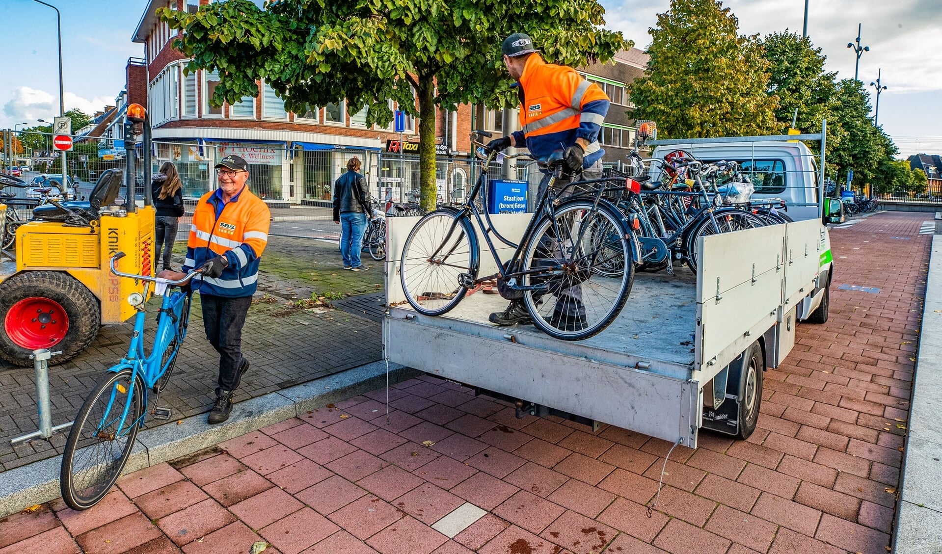 Woensdagmorgen was men druk doende met het verplaatsen van de fietsen van de oude naar de nieuwe stalling.