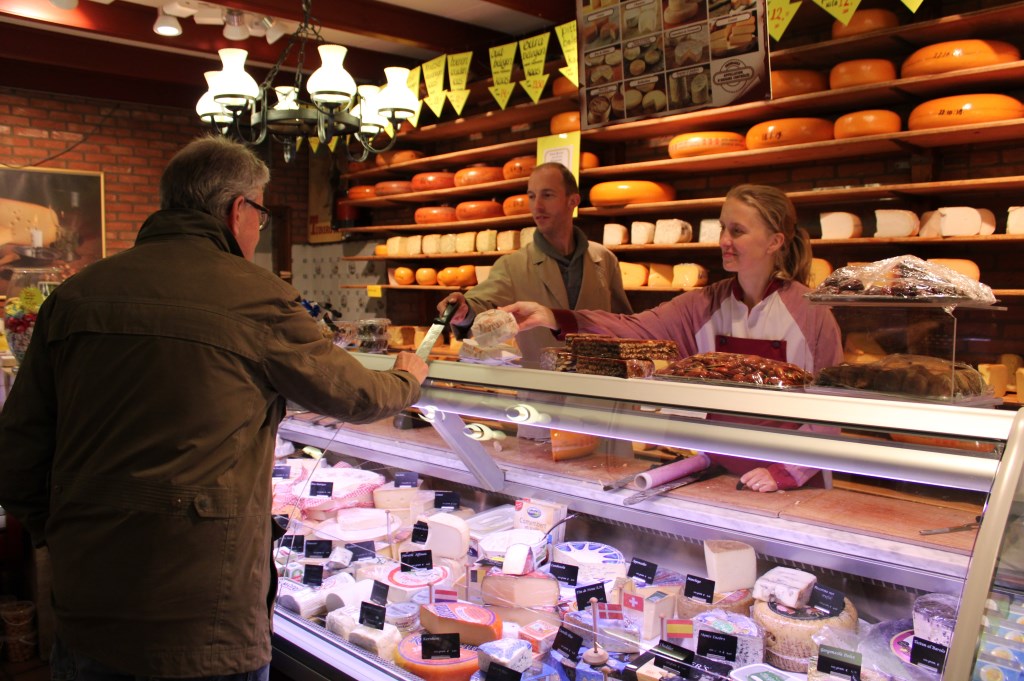 Broer en zus Dorus en Joline Pronk openen de winkel voortaan ook op woensdag.