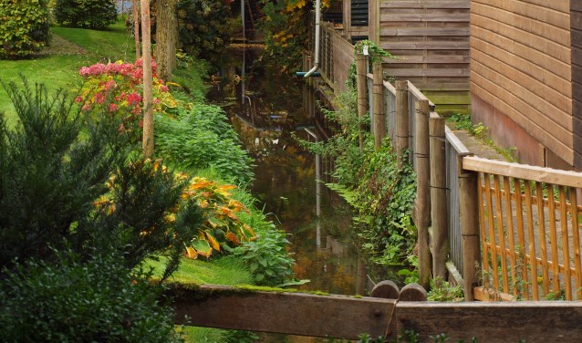 Het slootje achter de tuin is meestal ook van de huiseigenaar.