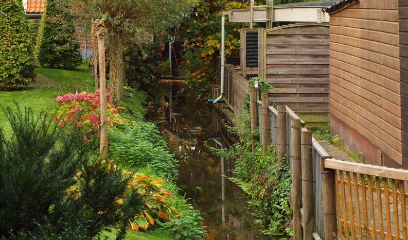 Het slootje achter de tuin is meestal ook van de huiseigenaar.