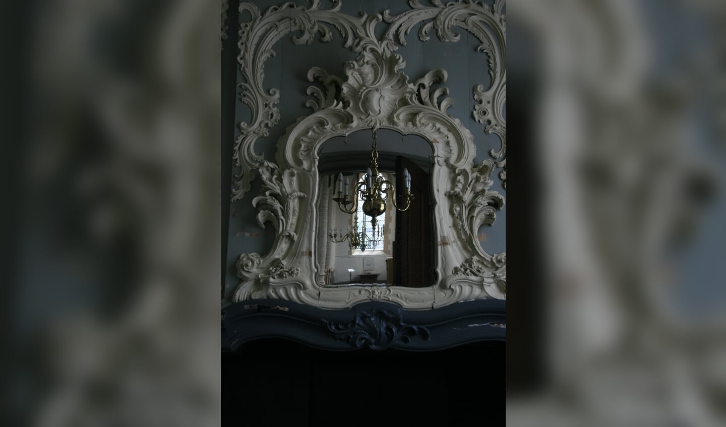 De spiegel boven de schouw in de consistoriekamer is heel bijzonder.