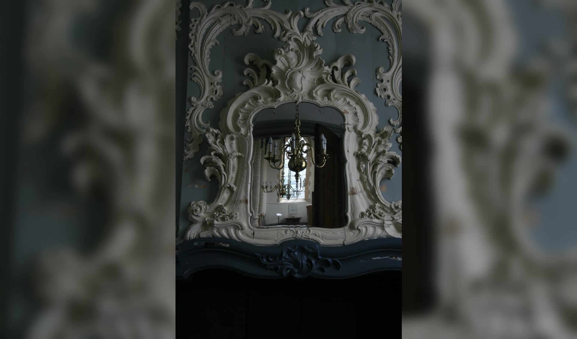 De spiegel boven de schouw in de consistoriekamer is heel bijzonder.