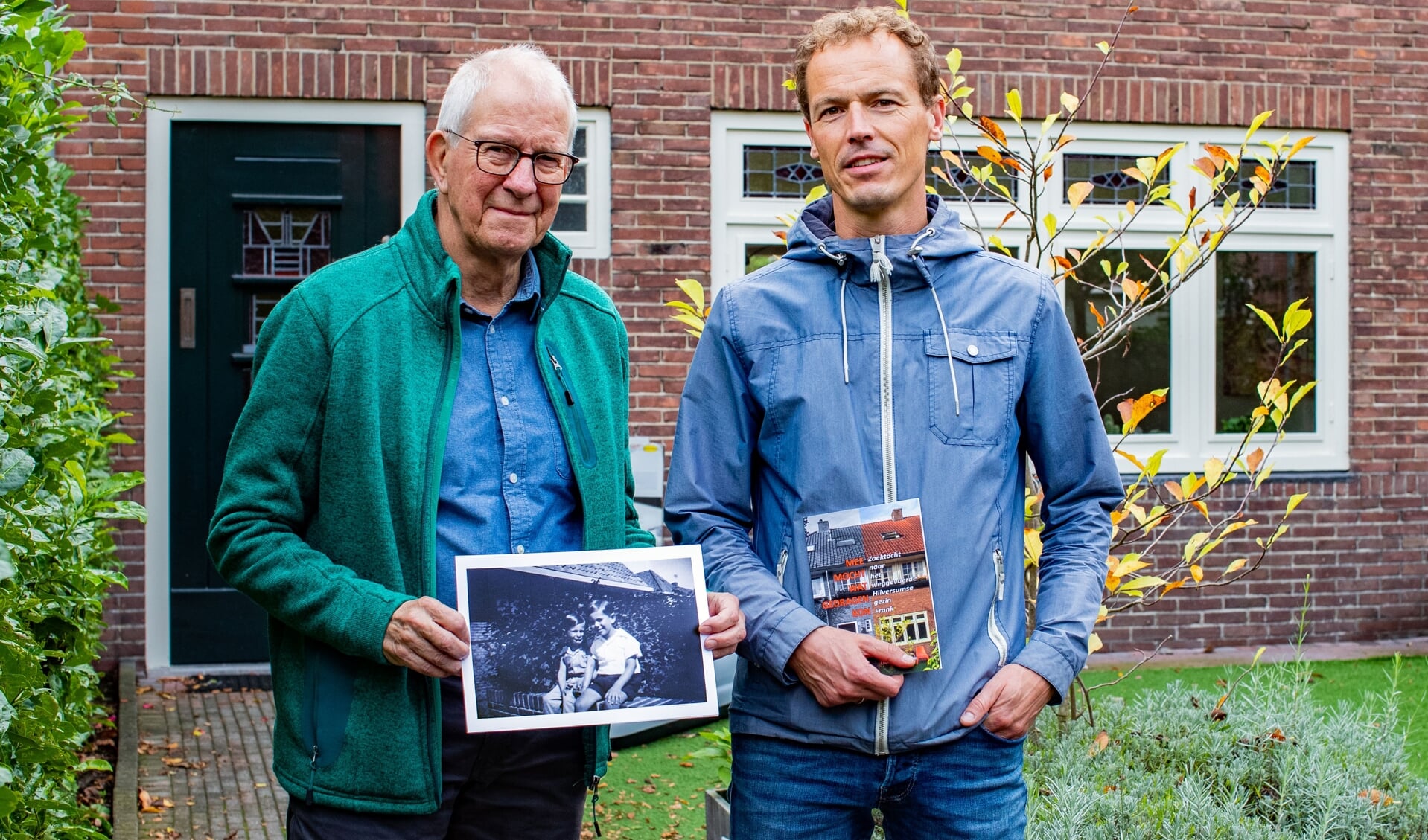 Na de tentoonstelling over struikelstenen hebben Jelte Rep (links) en Lourens Meeuwsen maandenlang onderzoek gedaan naar hun voormalige (over)buren.