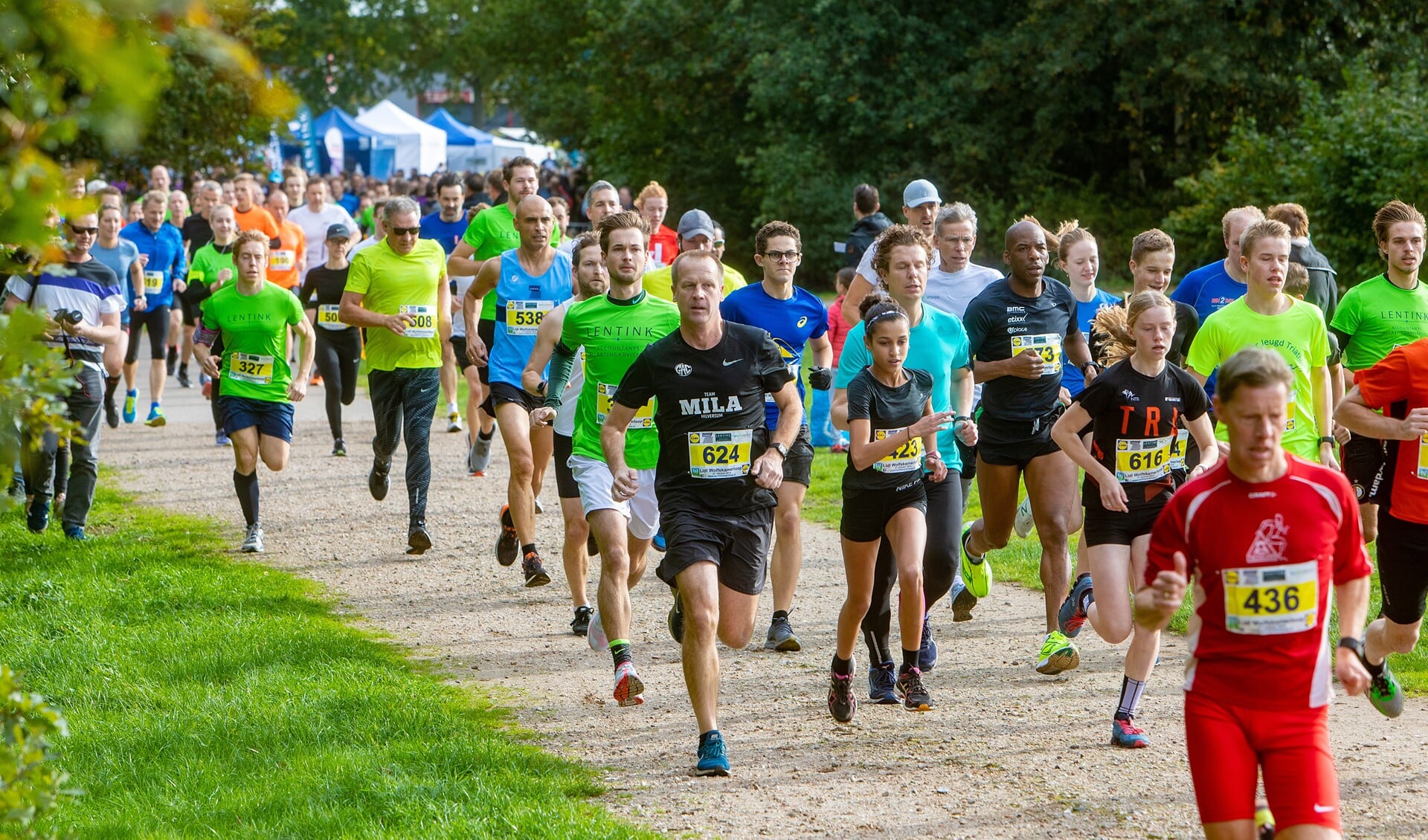 Ondanks de herfstvakantie deden toch zo'n 900 lopers mee.