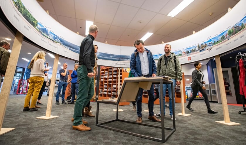 De eerste belangstellenden bekijken dinsdagmiddag de tentoonstelling.