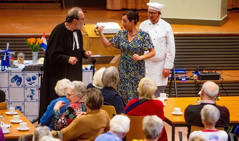 Het jubileum werd gevierd met 'De Juf, de Bakker en de Dominee', die bekende liederen van toen zongen.