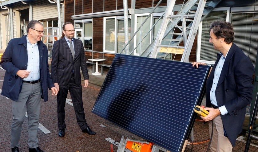 V.l.n.r.: Peter van Drenth (ECE), wethouder Lankreijer en Roeffel (Icarus Sun BV).