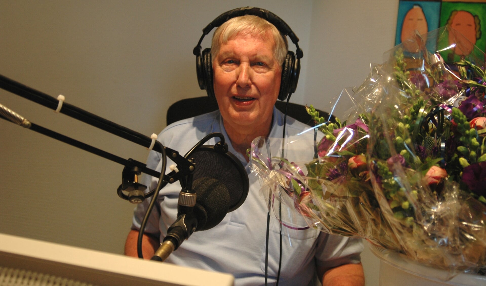 Jo Minkman in 2005. Na ruim 20 jaar neemt hij hier voor de laatste keer plaats achter de microfoon van Radio Weesp.