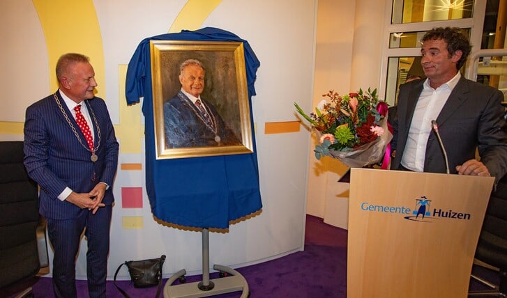 Burgemeester Sicko Heldoorn bekijkt zijn net onthulde portret.