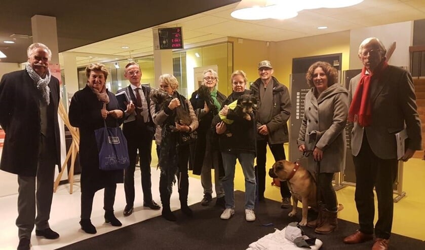 Le Buhan (r) overviel raads- en collegeleden.