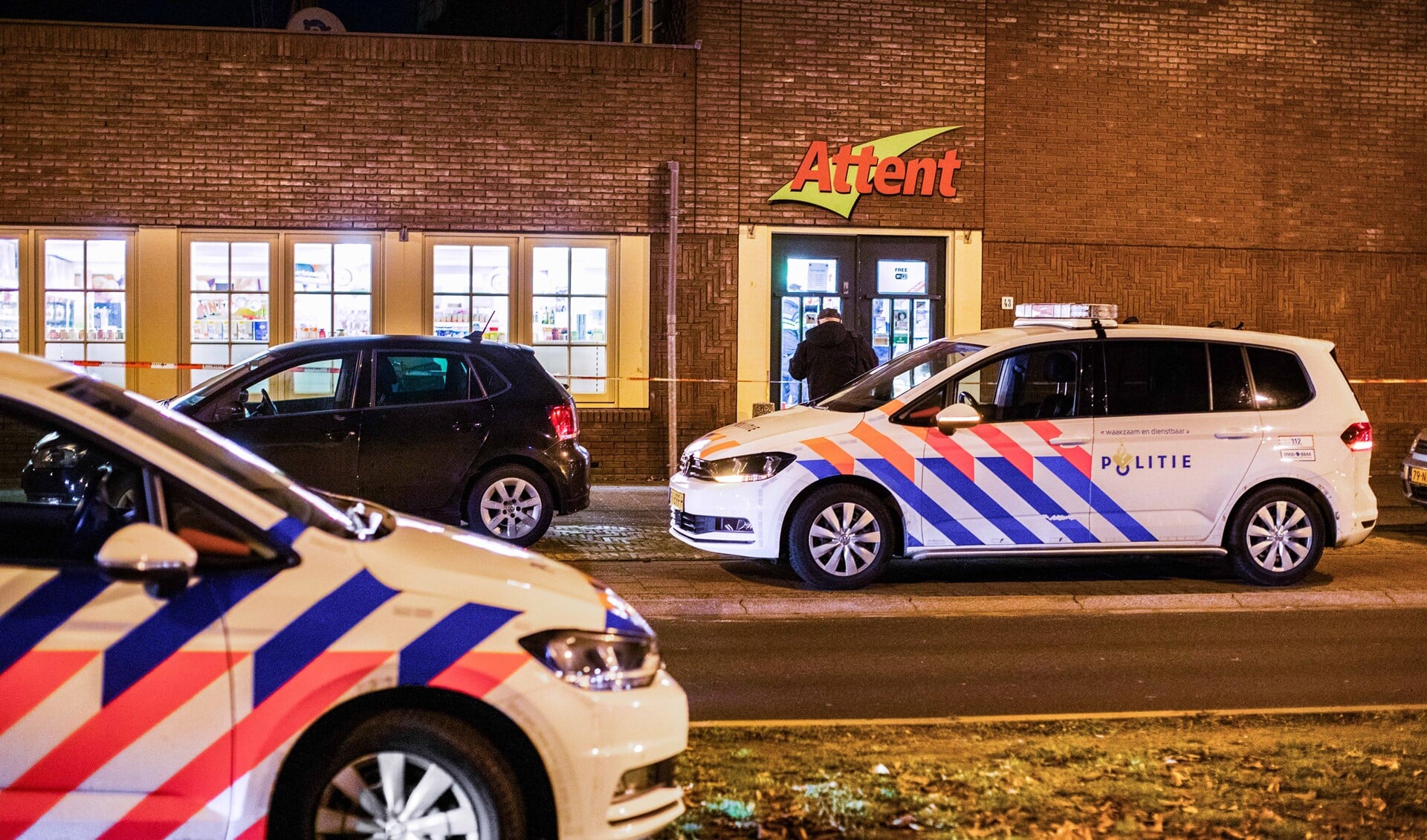 Politie bij Attent van Sherpa in Hilversum na de overval van de jonge Huizers.
