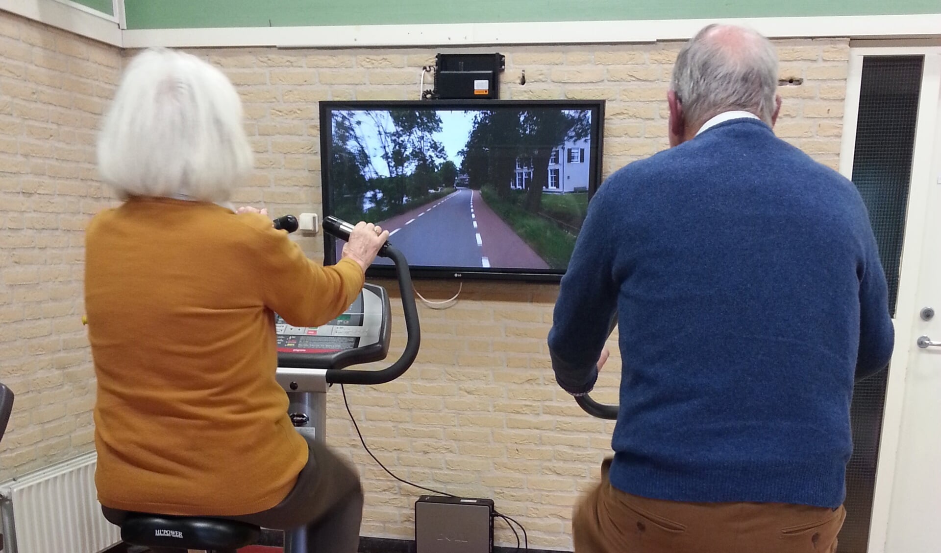 In De Zonnehoeve fietsen demente ouderen virtueel door de straten van Hilversum