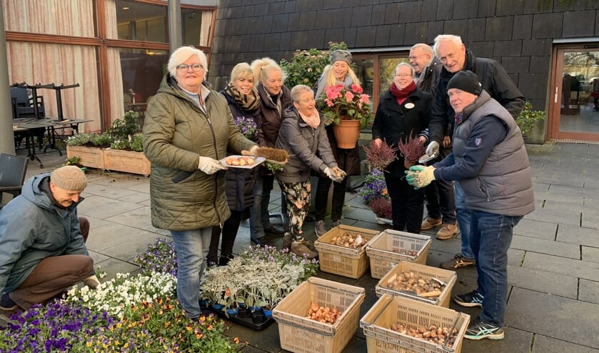 De vrijwilligers op het terras van Berkenstede.