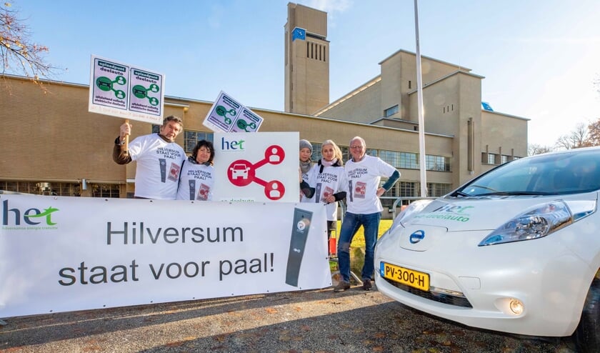 Jeroen Pool (rechts) en andere vertegenwoordigers van HET protesteren voor het raadhuis.