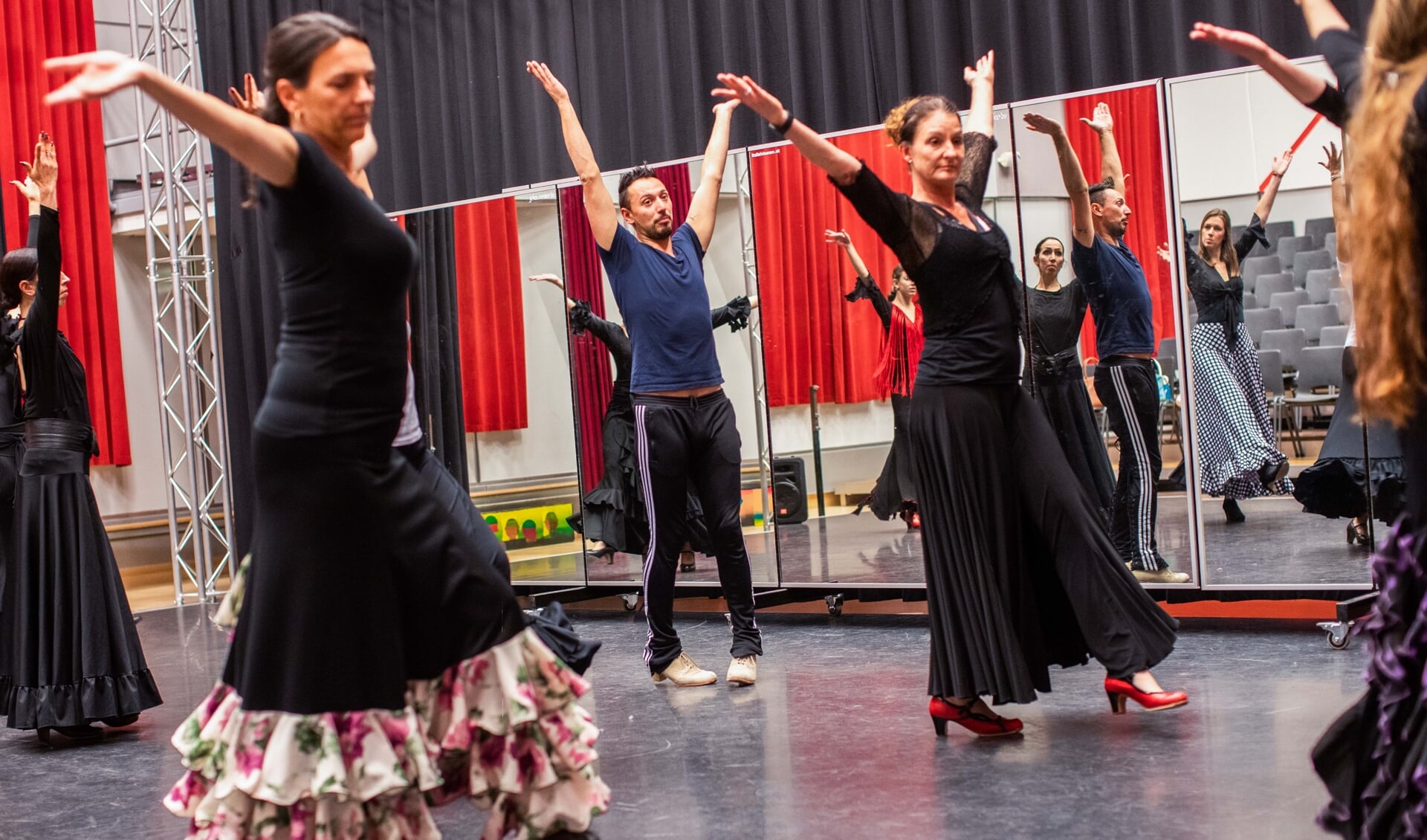 Veelgevraagd flamencodanser Javier Romero (midden): 'Iedereen kan het leren.'