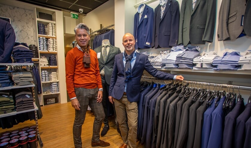 Mike van Tol en Heino van Poelgeest staan samen in de herenmodewinkel By Heino.