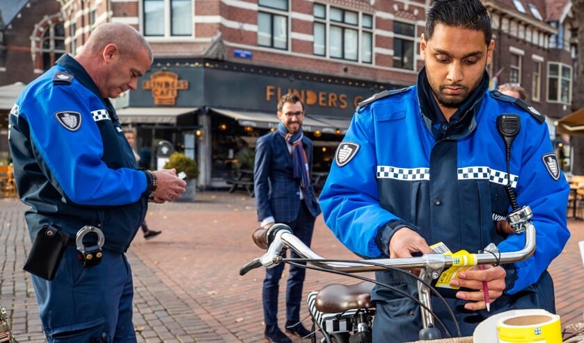 Scheepers (midden) tijdens een handhavingsactie.