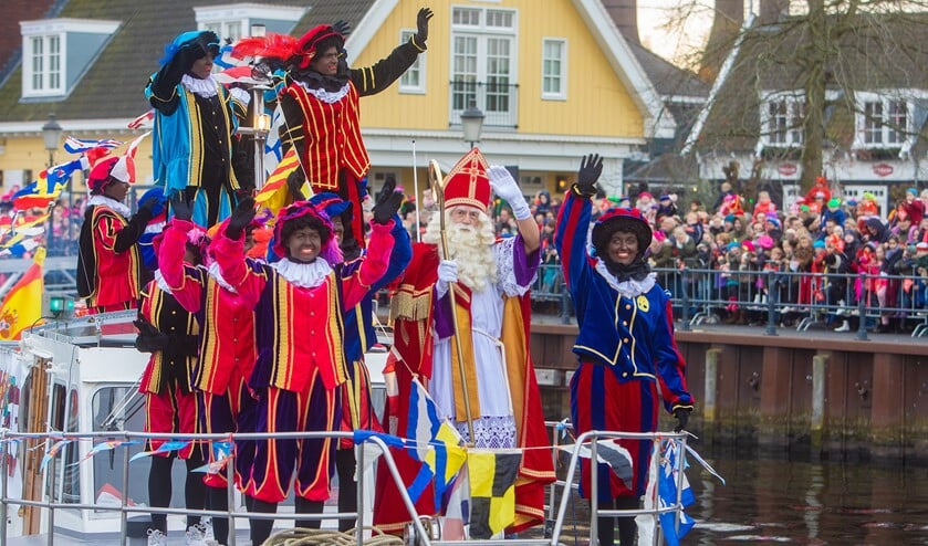 Sint arriveert met Pakjesboot 15 in Huizen.