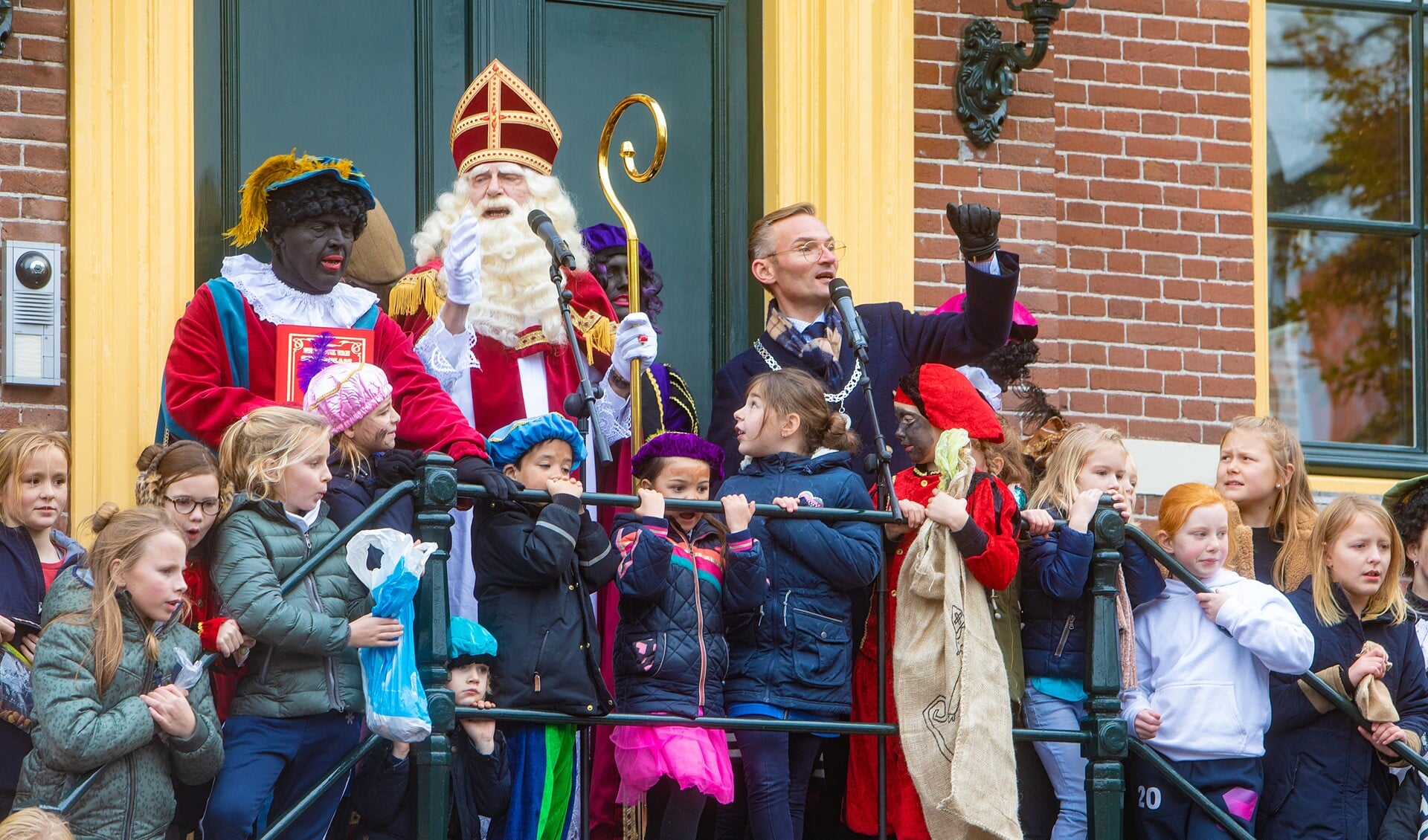 De Sinterklaasintochten worden druk bezocht en dat kan niet met alle coronamaatregelen.
