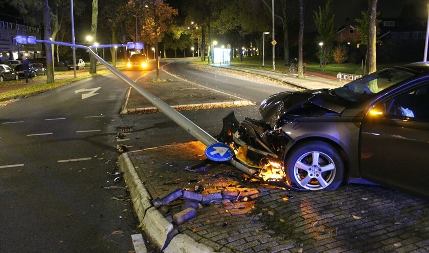 De paal hing na de aanrijding over de weg.