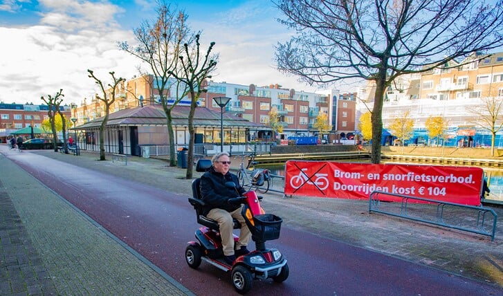 Bromfietsen en scooters mogen niet meer door winkelcentrum Oostermeent rijden. Deze brommobiel wel.