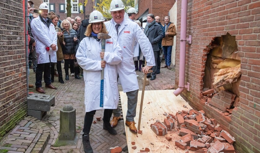 Met de sloophamer dwars door de muur.
