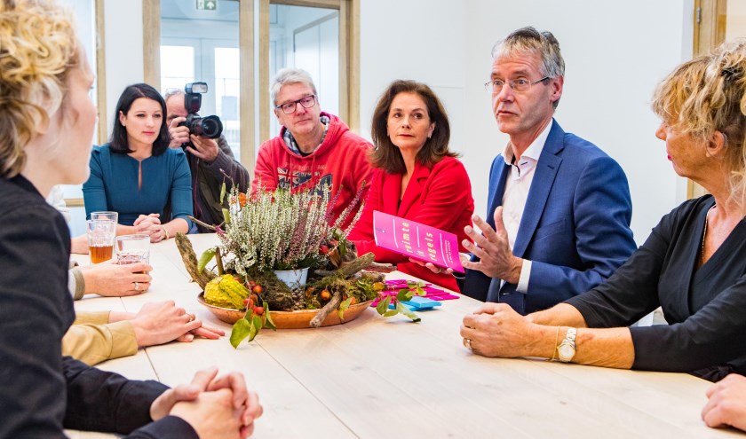 Minister Slob tijdens een eerder bezoek in Hilversum.